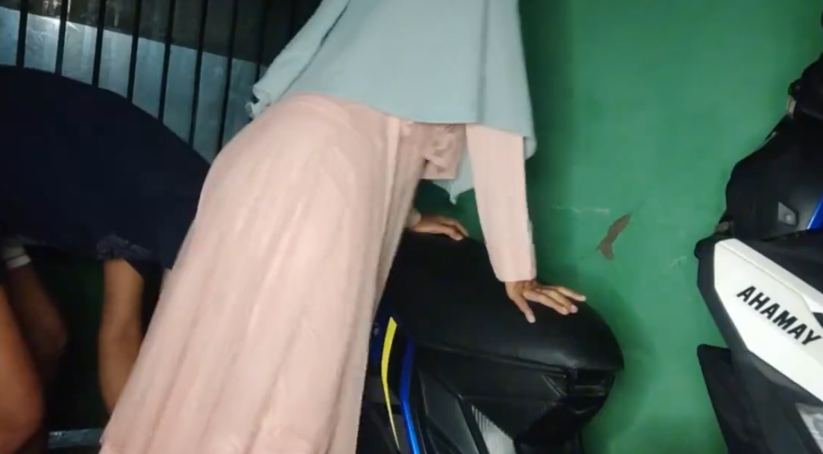 Hijab Viral Bersama Suami Di Kasih Kado Motor Malah Di Tutorial Iclik Di Atas Motor