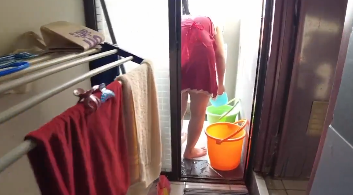 Viral Video Melihat Pembantu Sedang Mencuci Baju Memakai Baju Yang Menggoda Majikan langsung Sodok Dari Belakang