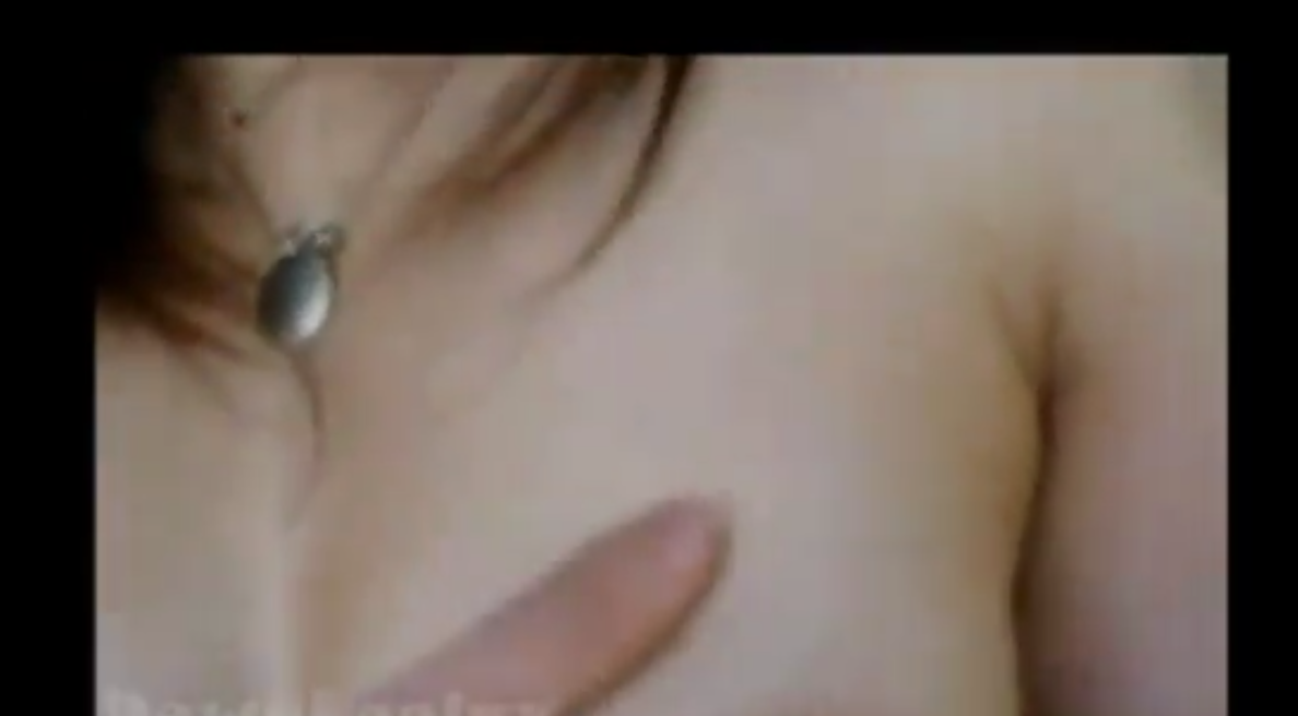 Wanita Cantik Ini Sedang Mainin Gunung Di Hadapan Orang Banyak Sambil Nglive